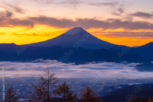 夜明けの富士山と甲府盆地 山梨県韮崎市甘利山にて