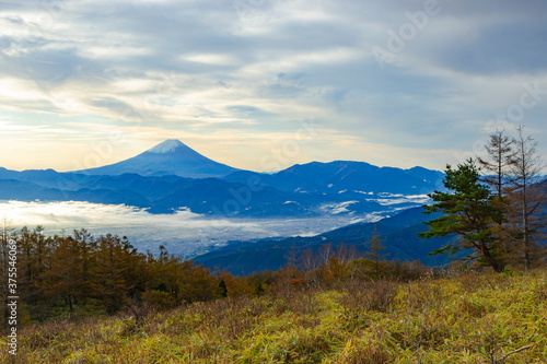 富士山と朝霧に覆われた甲府盆地 山梨県韮崎市甘利山にて