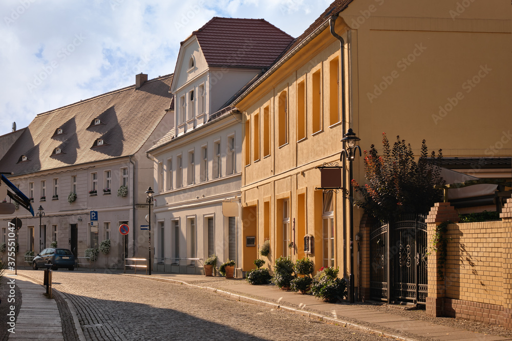 Häuserzeile in der denkmalgeschützten Altstadt von Lübbenau im frühen Morgenlicht