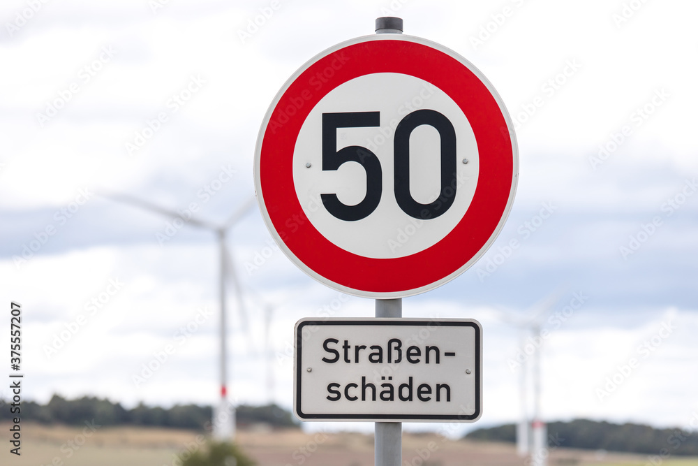 50er zone schild wegen straßenschäden