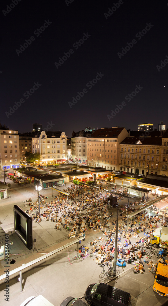 Veranstaltung im Freien auf großem Platz in der Stadt. Event von oben bei Nacht in Wien. Outdoor event from the top on a large square in the city. Event by night in Vienna.