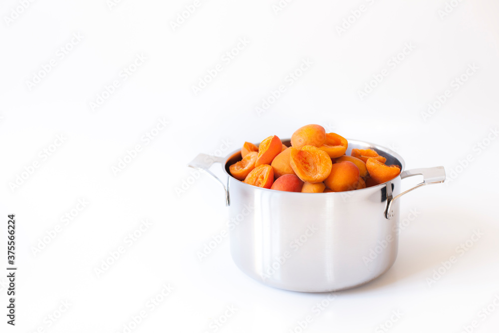 Fresh apricots in a pot for homemade apricot jam against a white background.
Frische Marillen im Topf für selbstgemachte Apricosen Konfitüre vor weißem Hintergrund.
Fresh apricots in a pot for homemade apricot jam against a white background.
Frische Marillen im Topf für selbstgemachte Apricosen Konfitüre vor weißem Hintergrund.