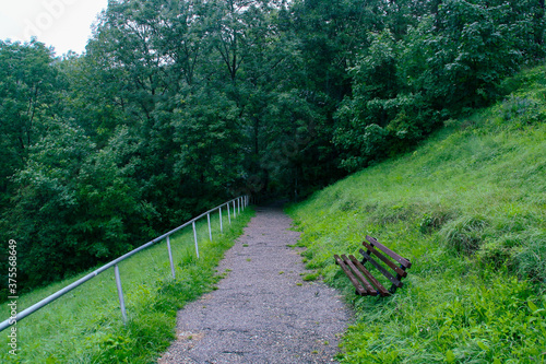 Sendero junto a Turnul Alb (la torre blanca) en un día lluvioso en Brasov, Rumanía.