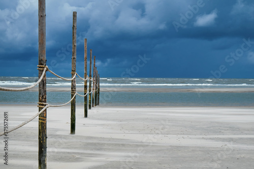 Gewitterstimmimg am Strand, Insel Wangerooge, Ostfriesland, Niedersachsen, Deutschland.