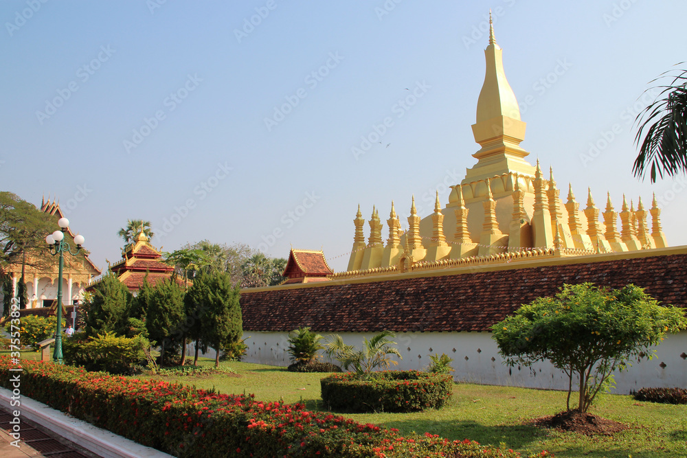 Naklejka premium buddhist temple (Pha That Luang) in vientiane in laos