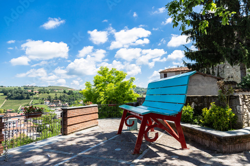 Una grande panchina a Dogliani nelle Langhe