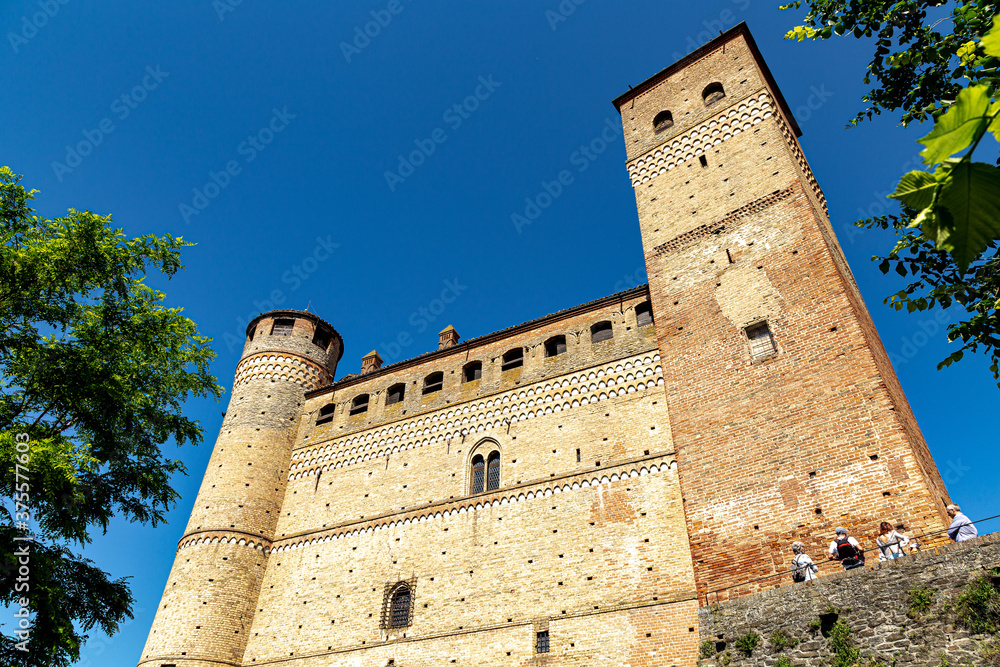 Il castello di Serralunga d'Alba nelle Langhe