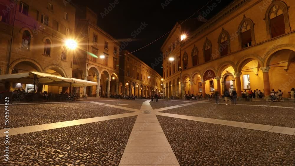 Bologna, Italia - Night TimeLapse Piazza Santo Stefano - 30fps Bologna, Italia - Night TimeLapse Piazza Santo Stefano - 30fps