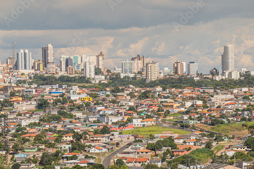 Prédios do centro do município de Ponta Grossa, estado do Paraná, no sul do Brasil, fotografados em estilo paisagem 