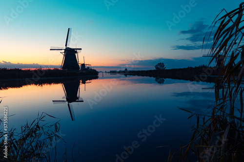 Windmühlen/Windmill bei Kinderdijk Holland - romantisch photo