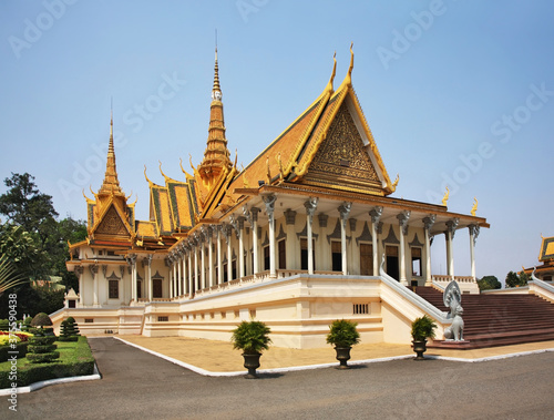 Throne Hall (Preah Tineang Tevea Vinnichay Mohai Moha Prasat) at Royal Palace (Preah Barum Reachea Veang Nei Preah Reacheanachak Kampuchea) in Phnom Penh. Cambodia © Andrey Shevchenko