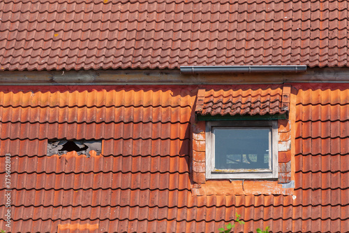 Altes, rotes Dach mit Dachziegeln und Dachfenster, Otterndorf, Niedersachsen, Deutschland, Europa