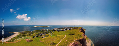 Helgoland Panorama aus der Luft, blauer Himmel über der Insel, Aussicht aus der Luft, Luftaufnahme im Sommer, aerial landscape view