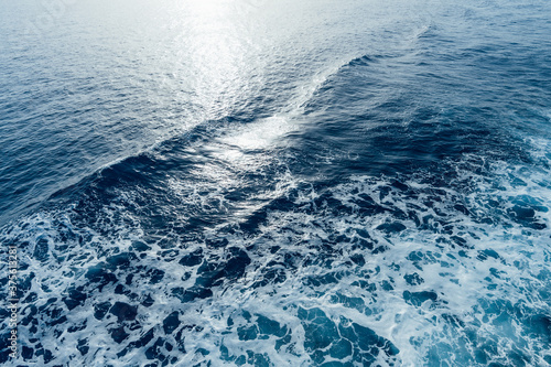 Fototapeta Naklejka Na Ścianę i Meble -  View to ocean waves. Blue cristal clear water background