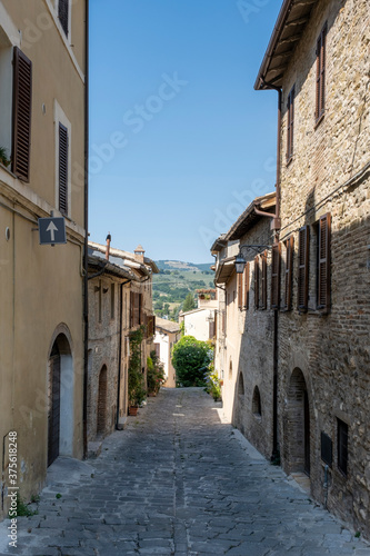 Fototapeta Naklejka Na Ścianę i Meble -  old narrow alley in tuscan village, Tuscany, Italy