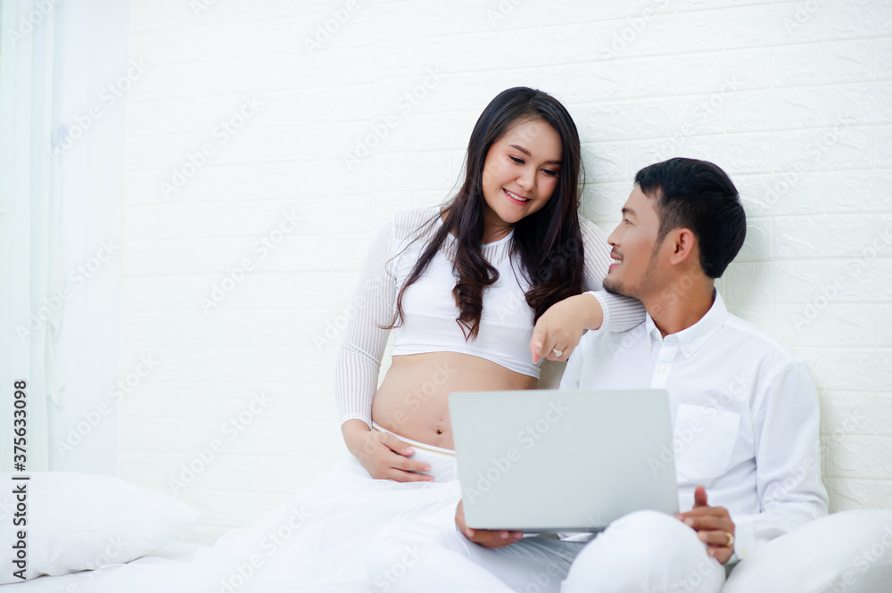 The pregnant woman is happy with her husband, preparing to watch the child who is about to give birth. The pregnant woman is happy with her husband, preparing to watch the child who is about to give birth.