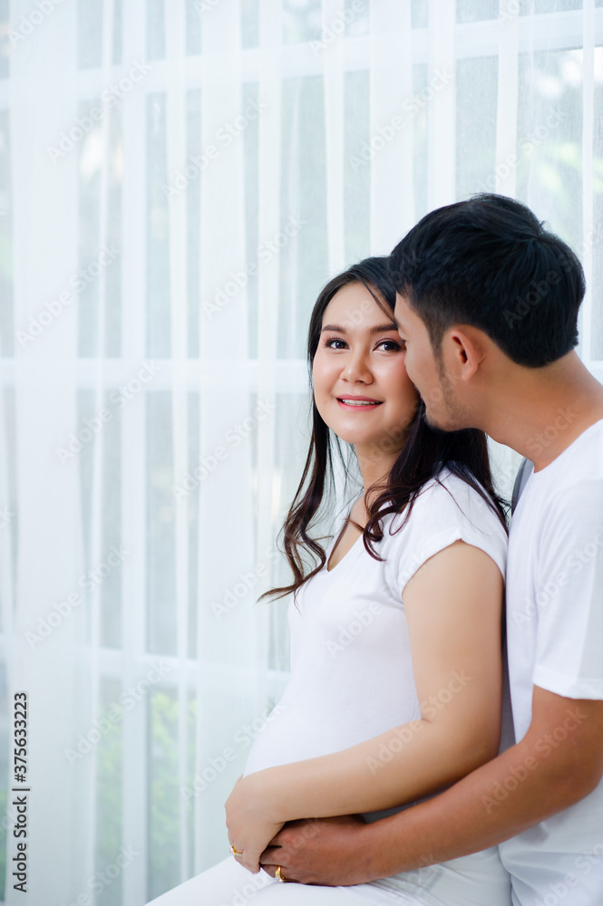 The pregnant woman is happy with her husband, preparing to watch the child who is about to give birth. The pregnant woman is happy with her husband, preparing to watch the child who is about to give birth.