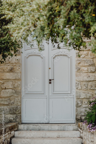 La jolie porte d'entrée de la résidence © lorabarra