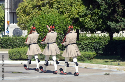Cambio de Guardia en la Tumba del Soldado desconocido, Parlamento griego, Atenas, Plaza Sintagma,  Grecia photo
