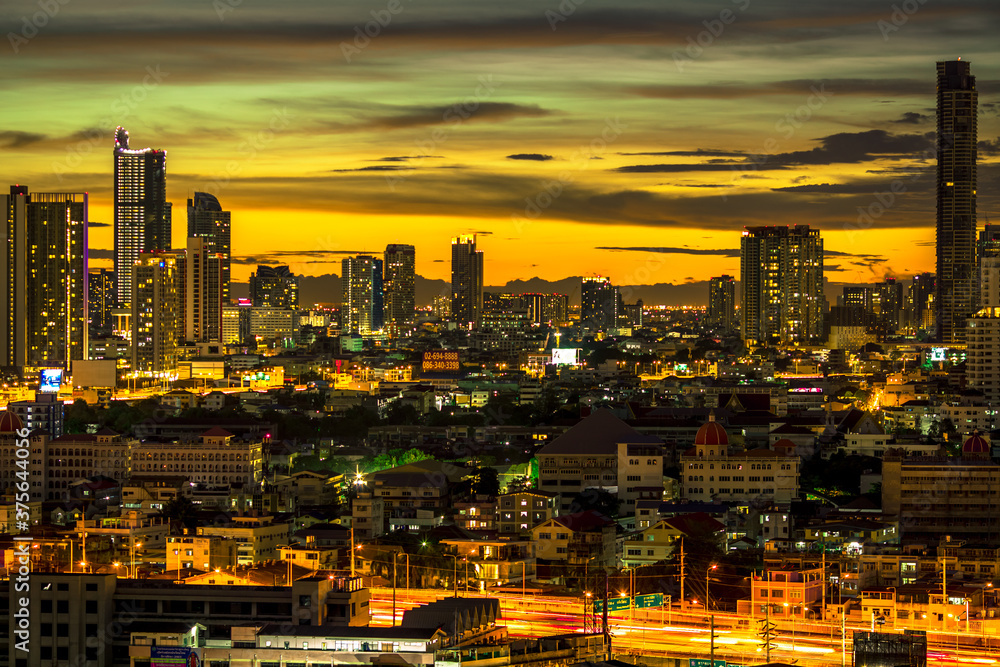 Fototapeta premium panoramic high-angle evening background of the city view,with natural beauty and blurred sunsets in the evening and the wind blowing all the time,showing the distribution of city center accommodation