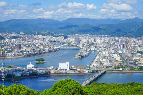 高台から眺める高知市の街並みと四国山地