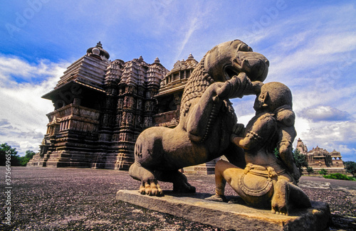 Leon guardian en el templo Chandella de Vishvanatha s.XI . Khajuraho .Madhya Pradesh.India.Asia.
