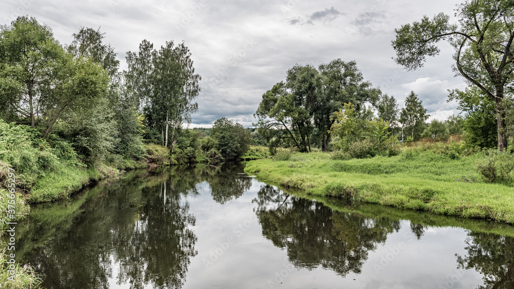 Obraz premium Summer day on the river Bank