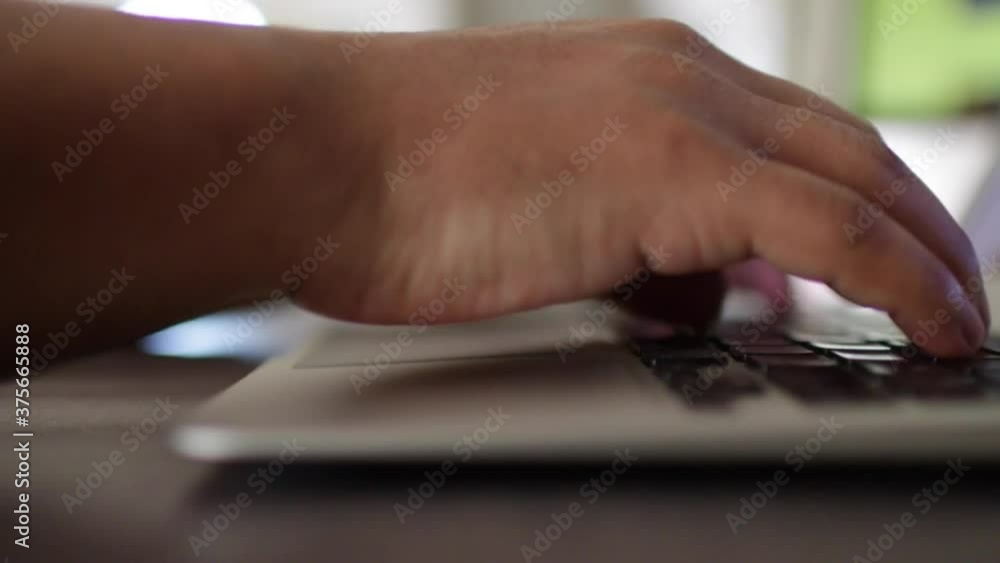 manos de hombre sobre el teclado de laptop