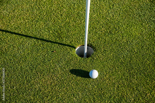 Golfrasen mit Loch und Ball