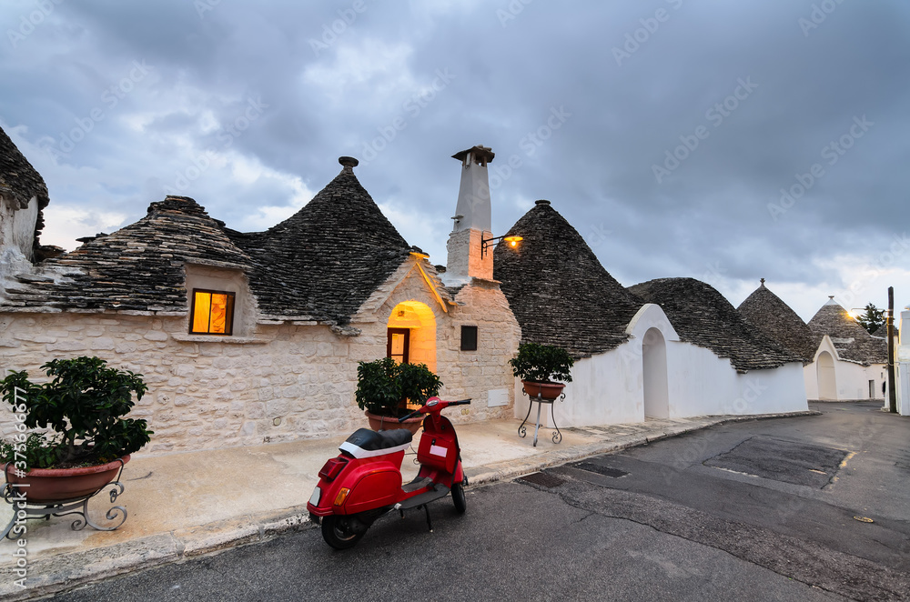 Φωτογραφία The street of trullo (trulli) in Alberobello. Italy