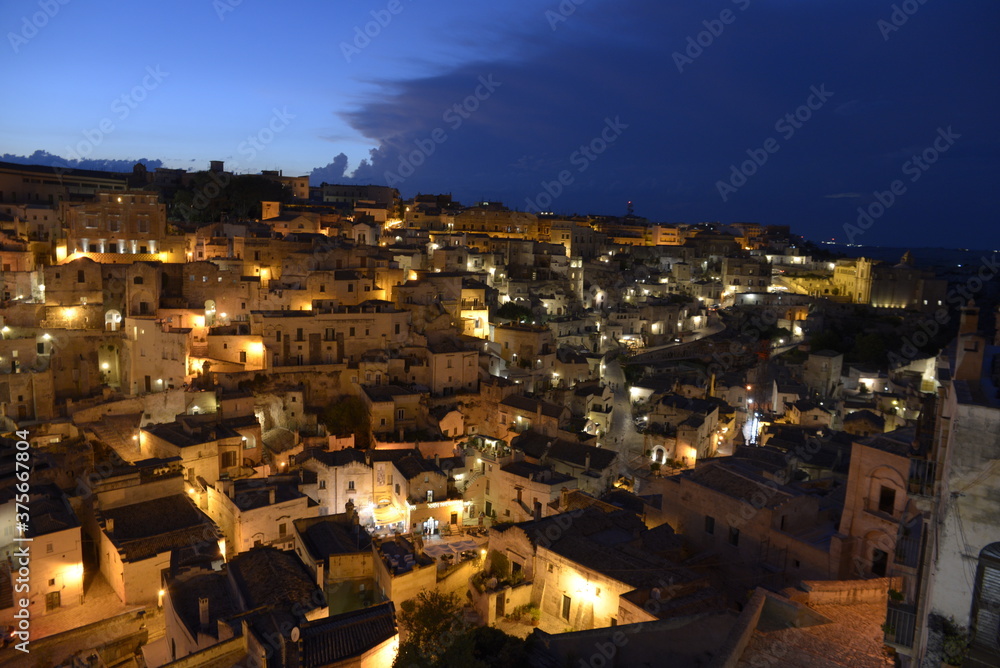 Panorama notturno di Matera la città dei Sassi