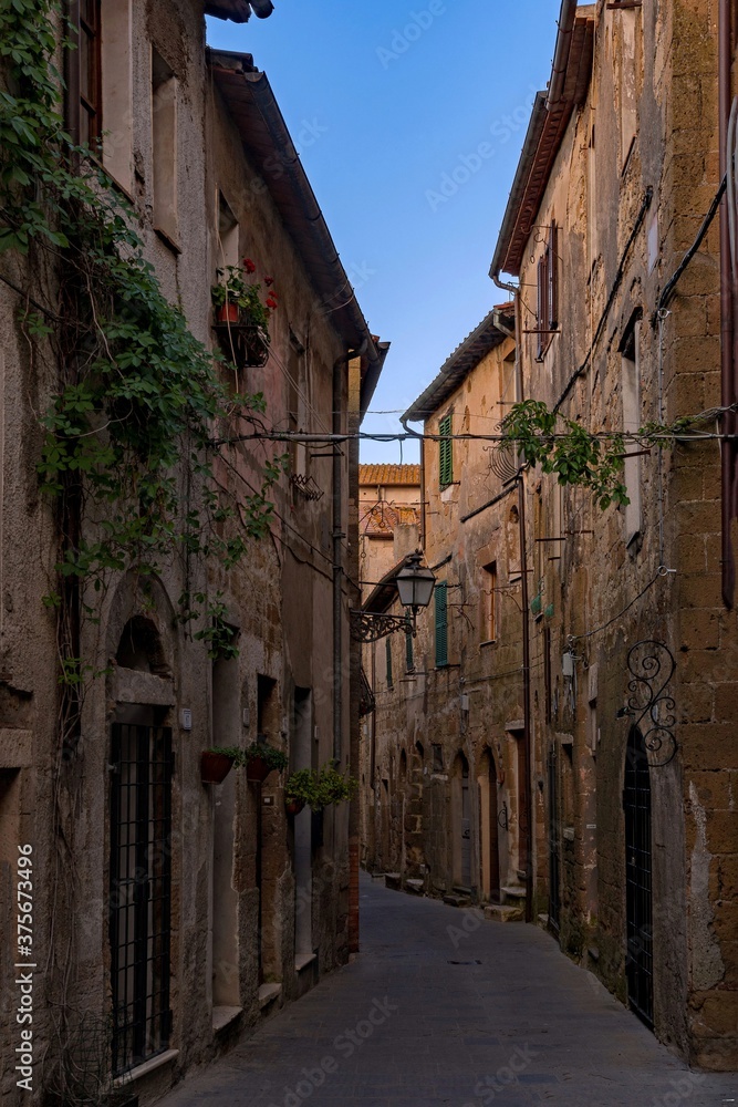 Enge Gasse in der Altstadt von Pitigliano in der Toskana in Italien 