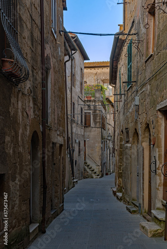 Schmale Gasse in der Altstadt von Pitigliano in der Toskana in Italien 