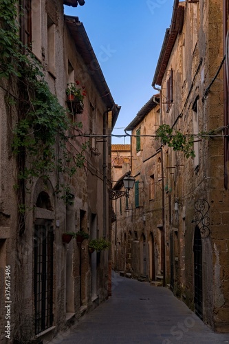 Enge Gasse in der Altstadt von Pitigliano in der Toskana in Italien  © Lapping Pictures