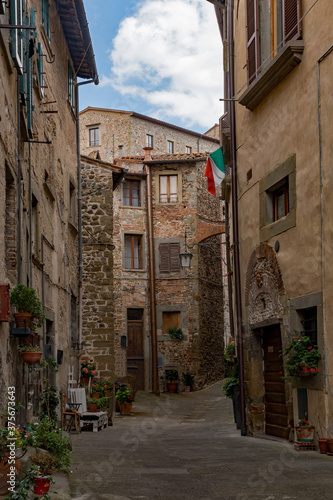 Leere Stra  e in der Altstadt von Anghiari in der Toskana in Italien 