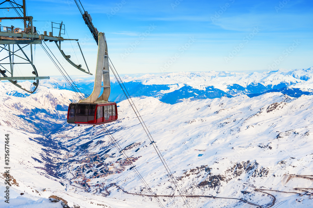 Cable car’s cabin on ski resort in winter Alps. Val Thorens, 3 Valleys, France. Beautiful mountains, winter landscape - obrazy, fototapety, plakaty 