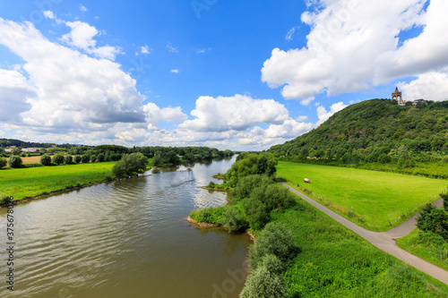 Weserradweg in der Porta Westfalica mit Blick auf das Kaiser-Wilhelm-Denkmal