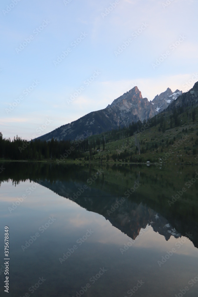 Fototapeta premium A reflection scene of the mountains