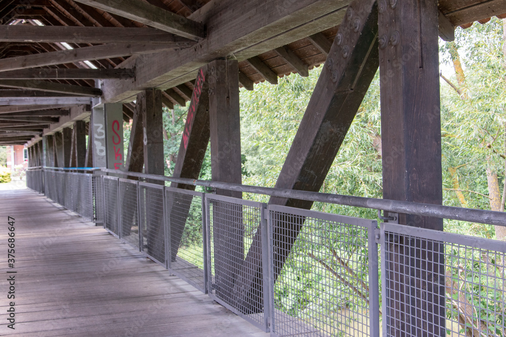 Holzbrücke über den Fluss Oker in Meinersen in Niedersachsen, Deutschland. Holzbrücke über den Fluss Oker in Meinersen in Niedersachsen, Deutschland.