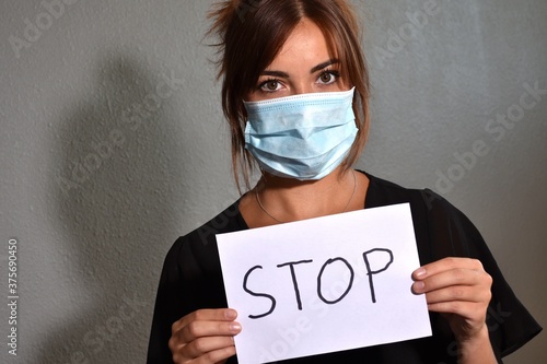 Femme en colère contre le virus photo