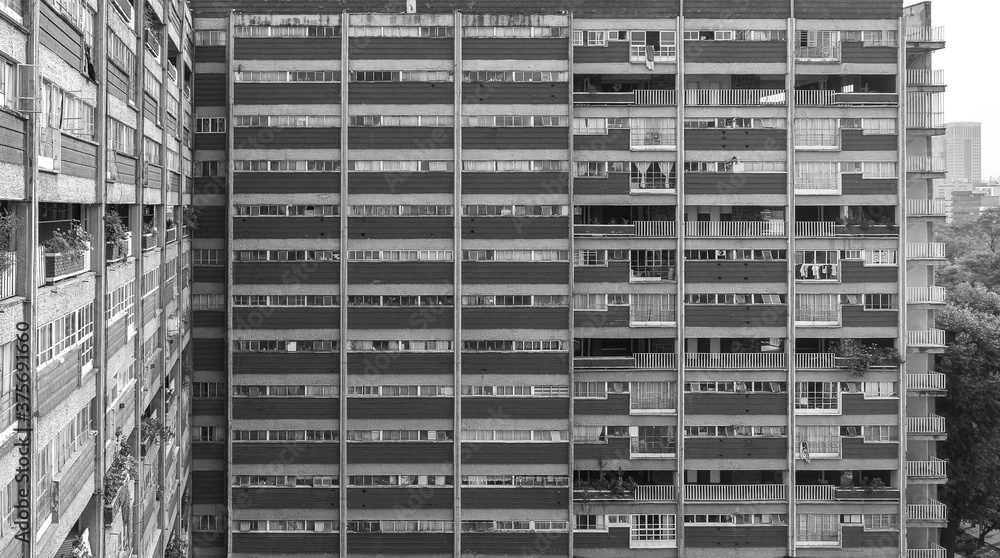 Fachada de edificio de departamentos en blanco y negro. Captura horizontal. Fachada de edificio de departamentos en blanco y negro. Captura horizontal.