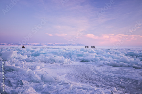Amanecer sobre el hielo cristalino del lago Baikal