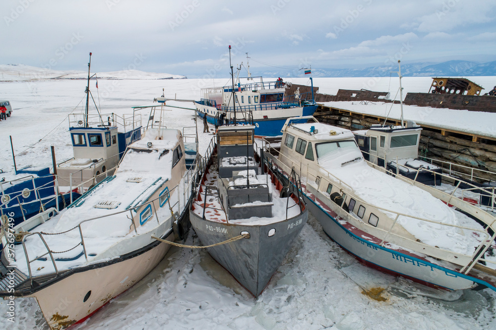 Barcos nevados varados en el hielo en el lago baikal, desde punto de vista aéreo. Barcos nevados varados en el hielo en el lago baikal, desde punto de vista aéreo.