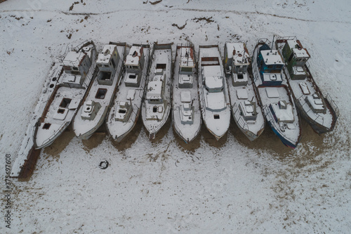 Barcos nevados varados en el hielo en el lago baikal, desde punto de vista aéreo.