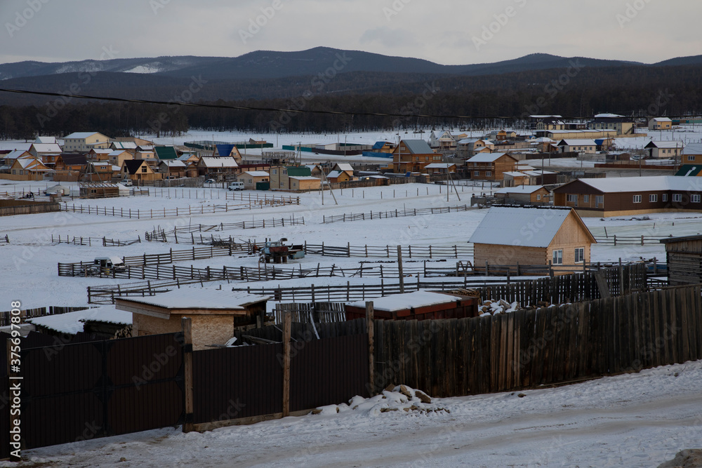 Entorno helado del pueblo siberiano de Kuzhir Entorno helado del pueblo siberiano de Kuzhir