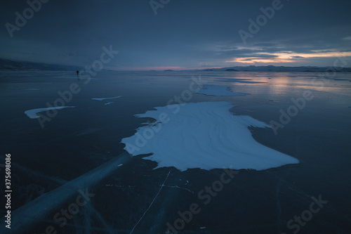 Grietas sobre el hielo cristalino en el lago Baikal, Siberia