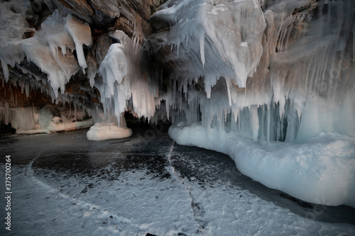 Cuevas de hielo heladas en el lago baikal.