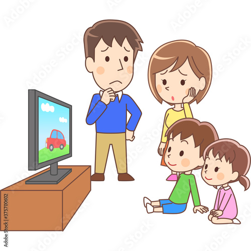 テレビを観る子どもたちと心配する両親