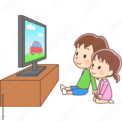 近距離でテレビを観る子どもたち