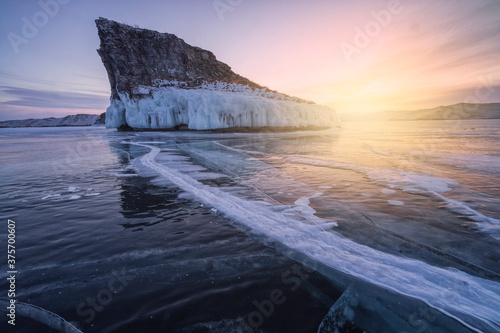 Grietas sobre el hielo del Lago Baikal al amanecer.